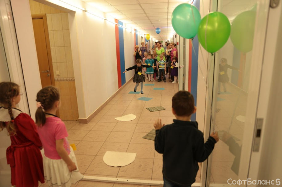 Офис мечты, брейн-ринг, сказки, магия цвета и левитирующие яблоки — как «СофтБаланс» стал площадкой для детских игр