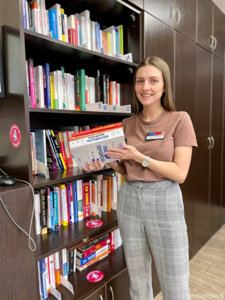 В комнате отдыха у нас есть библиотечный стеллаж