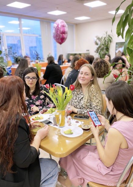 Поздравление девушек СофтБаланс