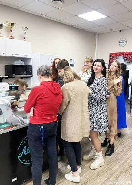 Поздравление девушек СофтБаланс